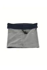 Cuello polar bicolor con cordón elástico ajustable, confeccionado en tejido suave de poliéster en tonos gris y azul marino.