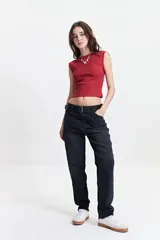 Musculosa cropped color verde azulado, de corte ajustado y espalda descubierta.