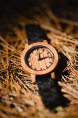 Reloj de pulsera con caja de madera de sándalo rojo y malla de madera de chacate preto.