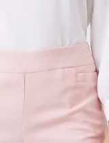 Pantalón sastrero de corte slim, color blanco, con pretina anatómica y panel interno modelador. Presenta bolsillos laterales tipo ojal, bolsillos traseros simulados y nervadura vertical marcada en el frente.