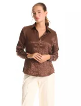 Camisa de satén labrado color marrón con estampado animal print tonal. Presenta cuello con solapa, manga larga y cierre frontal con botones.