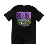Remera negra de algodón con estampado gráfico en la espalda que presenta un personaje de manos verdes sosteniendo un aerosol, junto al texto 'emexem' en color violeta.