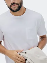 Remera celeste de manga corta con cuello redondo y bolsillo aplicado en el pecho.