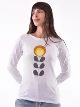 Remera negra de manga larga con escote en V y estampa frontal blanca con diseño de soles y la frase 'Woke Up'.