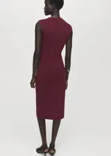 Vestido midi color bordó, con cuello redondo alto, diseño sin mangas, fruncido lateral y corte entallado.