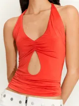 Top de tul color rojo, con diseño entallado, cuello halter con cierre de lazo y detalle de abertura frontal con fruncidos.