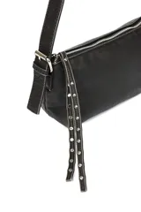 Bandolera negra de cuero sintético con correa ajustable y llavero.