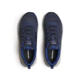 Zapatillas de senderismo Merrell Speed Strike 2 para hombre, color azul marino con detalles en gris y negro. Presentan una parte superior de malla transpirable y material sintético resistente a la abrasión, cuello acolchado y entresuela de espuma EVA ligera para mayor estabilidad. La suela de goma ofrece tracción duradera para actividades al aire libre.