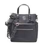 Cartera tipo tote de tela técnica color negro, con doble asa de mano y correa de hombro ajustable. Presenta múltiples bolsillos frontales con cierre metálico, logo circular de la marca en el frente y detalle de cordón decorativo con argollas.