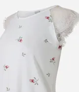 Pijama de dos piezas de viscolycra blanca con estampado floral y detalles de encaje en los hombros. Incluye una musculosa de escote redondo y un pantalón largo de corte recto.