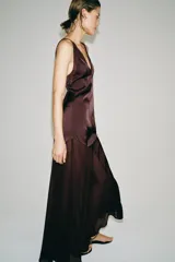 Vestido largo bordó de ZARA Woman Collection con escote en pico, tirantes finos y combinación de tejidos a tono. Cuenta con cierre lateral con cremallera oculta en costura y bajo recto.