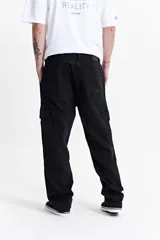 Jean cargo negro de tiro medio, con pasacinto, bolsillos laterales y bolsillos cargo con solapa en los muslos.