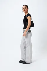 Jean recto de tiro bajo, confeccionado en denim con efecto degradado de color y terminaciones deshilachadas.