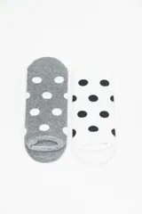 Pack de dos pares de medias invisibles, un par gris con lunares blancos y un par blanco con lunares negros.