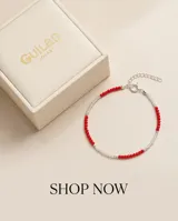 Pulsera elástica compuesta por una combinación de pequeñas perlas blancas, esferas de plata y cuentas de cristal rojo. Diseño delicado y minimalista.