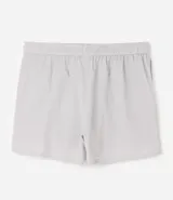 Bermuda de running Get Over para hombre, confeccionada en microfibra ligera de color gris claro. Presenta cintura elástica con cordón ajustable, bolsillos funcionales, dobladillo redondeado con aberturas laterales y pequeño parche con logo de la marca en la pierna izquierda.