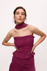 Conjunto de top strapless y falda midi con volados, color fucsia, con textura plisada y bufanda al cuello.