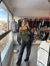 Top de punto color verde militar, con escote off-shoulder y mangas largas acampanadas.