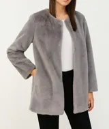 Tapado gris de piel sintética, con cuello redondo y bolsillos laterales.