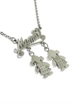 Collar plateado con cadena de eslabones y dije con la palabra 'Mamá' del que cuelgan dos dijes con forma de niña.
