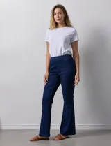 Jegging con pretina elastizada, marca Zac & Rachel. Delantera y trasera con bolsillos. Terminación de ruedo bootcut.