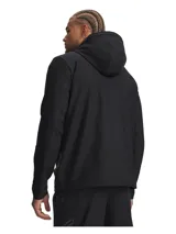 Campera deportiva Under Armour con capucha ajustable, cierre frontal completo y bolsillos laterales con cremallera. Confeccionada con tecnología UA Storm que repele el agua, presenta un diseño técnico, ligero y elástico con logo de la marca en el pecho.