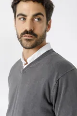 Sweater de algodón con escote en V y acabado stone wash, de manga larga con puños y ruedo acanalados.