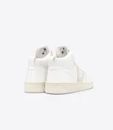 Zapatillas Veja modelo V-15 de caña alta, color blanco con logo lateral en gris. Fabricadas en cuero con forro de poliéster reciclado y suela de caucho del Amazonas.