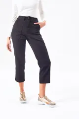 Pantalón cargo color verde oliva, de corte recto, con bolsillos laterales y traseros.