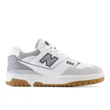 Championes urbanos New Balance modelo 550, color blanco con detalles en gris y suela color caramelo, confeccionados en cuero y gamuza, con logo "N" característico en los laterales.