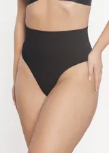 Bombacha modeladora tipo cola less de tiro alto, confeccionada en microfibra de poliamida sin costuras. Cuenta con una faja de licra en la cintura para mayor contención y modelado, con forro interior de algodón.