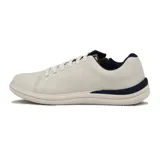 Championes casuales de color blanco con cierre lateral funcional y cordones al tono. Presenta detalles en azul marino en el cuello y en la parte trasera de la suela.