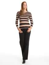 Buzo de tejido acanalado con diseño de rayas horizontales en color negro y beige, cuello redondo y manga larga.