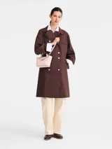 Cartera tote XS Longchamp modelo Epure, de diseño estructurado en color rosado claro con doble asa superior y correa de hombro ajustable y extraíble.