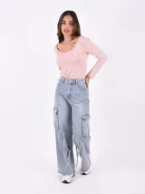 Remera básica de color blanco, con cuello redondo amplio y mangas largas, de diseño entallado.