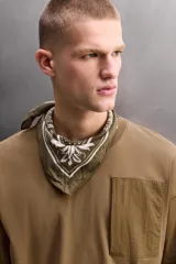 Camiseta de algodón de corte relajado (relaxed fit), color verde oliva, con cuello redondo, manga larga y bolsillo plastrón con cierre de cremallera en el pecho.