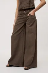 Jean wide leg de tiro bajo con calce relajado y piernas amplias, color celeste claro, estilo clásico de cinco bolsillos.