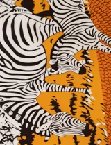 Pashmina cuadrada de satén estampado en tonos naranja, blanco y negro, con diseño de escamas.