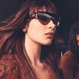 Lentes de sol Michael Kors con marco negro y lentes grises degradadas. Patillas con estampado carey y logo de la marca en el lente derecho.