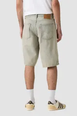 Short de denim estilo baggy, color celeste lavado, con tiro medio y diseño amplio de corte largo hasta las rodillas.