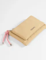 Monedero de tela color verde, con cierre superior y correa de muñeca estampada en azul y blanco. Presenta logo metálico en el frente.