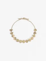 Pulsera dorada de acero quirúrgico hipoalergénico con eslabones en forma de corazón y cierre ajustable.