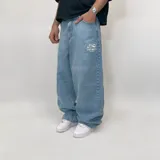 Pantalón de jean celeste de corte ultra baggy, con bolsillos laterales y traseros, y logo bordado en blanco en el muslo.