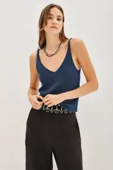Musculosa de tejido de punto con acabado metalizado, color azul, con escote en V y breteles finos.
