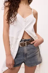 Vestido largo blanco con breteles finos, corte amplio y paneles de encaje.