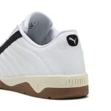 Championes urbanos Puma modelo Tifosi Calcio, color blanco con la icónica franja lateral en negro. Presenta una suela de goma color caramelo y diseño de inspiración retro futbolística.