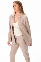 Camisa color camel de lino y viscosa, de corte relajado, con botones frontales discretos y puños ajustables.