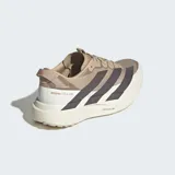 Championes de running Adidas modelo Adizero Evo SL ATR, color beige con las tres tiras características en tono oscuro y suela de plataforma amortiguada blanca.