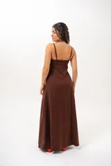 Vestido largo color marrón chocolate, de corte recto y holgado, con escote en V y tirantes finos.