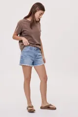 Short de denim negro de tiro alto, con diseño clásico de cinco bolsillos, cierre frontal con botón y ruedo desflecado.